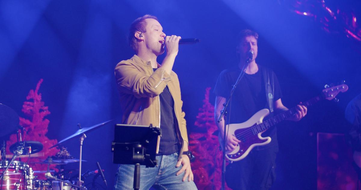 Forsanger og bassist på scenen
